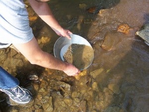 800px-Gold_panning_at_Bonanza_Creek