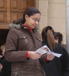 egypt-woman-reading-tract-credit-bible-society-of-egypt-cropped2